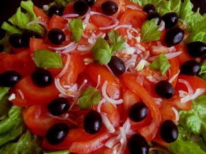 Салат из тунца с маслинами и помидорами